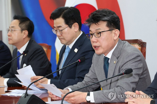 더불어민주당 진성준(오른쪽) 정책위의장이 11일 서울 여의도 국회에서 열린 원내대책회의에서 발언하고 있다. [연합뉴스]